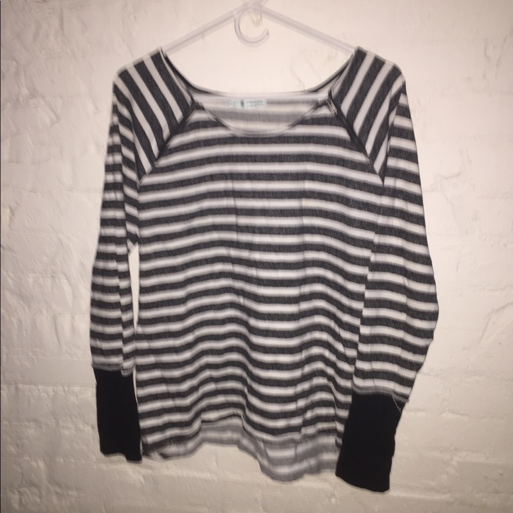 Long sleeve stripped t-shirt.